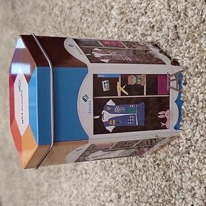 COLLECTIBLE 2018 Girl Scout Hinged Tin Trophy Nut Company EUC 13
